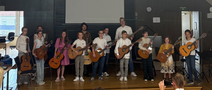 Louisa Simon, Evelyne Feenstra, David Kramps, Leonhard Heuck, Max Sawodowskie, Ella Wolf, Nora Jung, Elia Bräcker (vorne, l.n.r.)  Xenia Weigandt, Ida Berg, Musikschullehrer Jose Gonzalez, Finn Kaspari, Adrian Jüde (hinten l.n.r.)© Kreis Paderborn